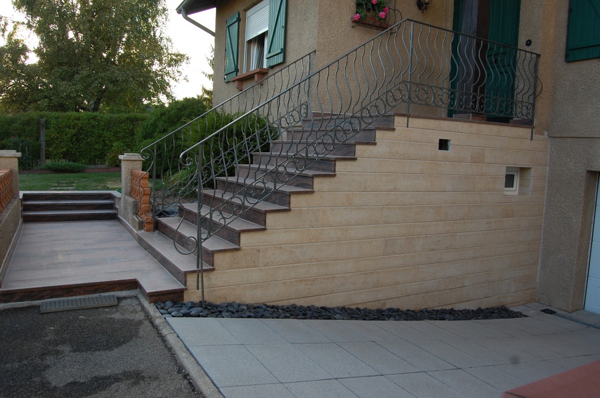 esc_ext_granit_rouge_et_mur_pierre__2_